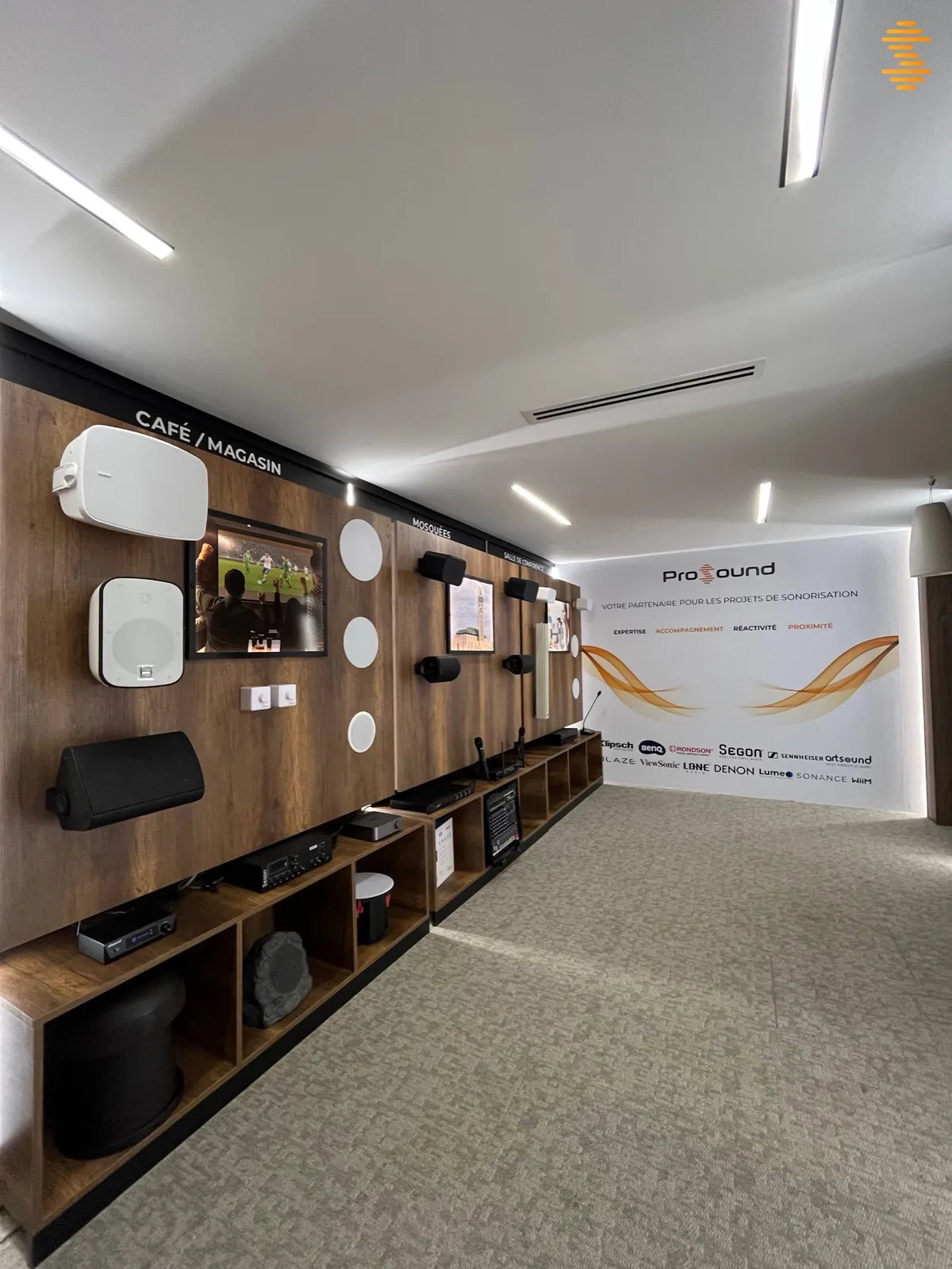 Showroom ProSound à Casablanca : murs de démonstration et mur des marques distribuées
