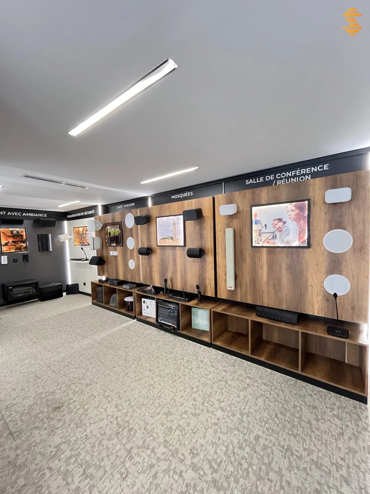 Vue d'ensemble du showroom ProSound, murs « Ambiance », « Mosquées » et « Salle de conférence / réunion »