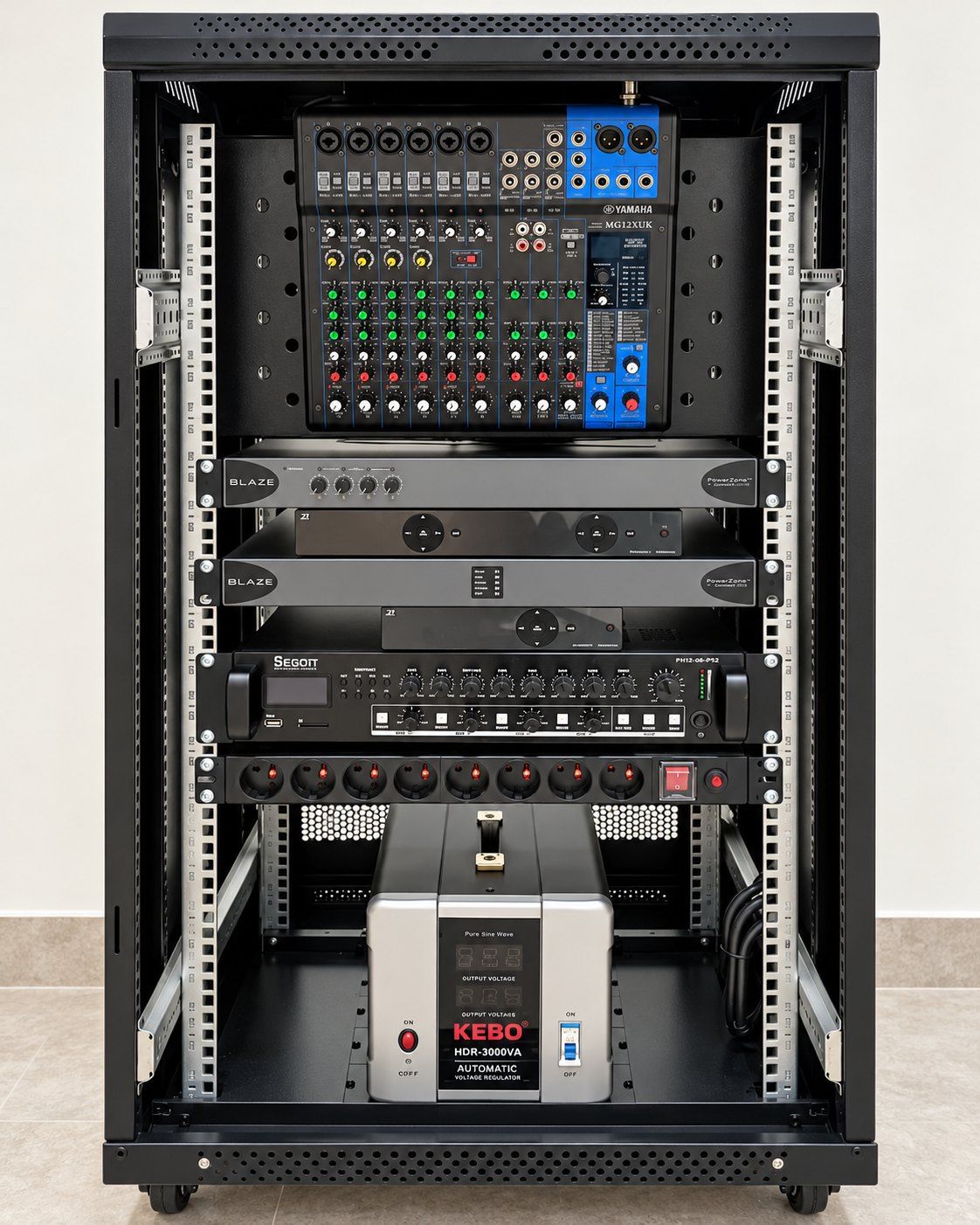 Baie de sonorisation de la mosquée de Skhirat : table de mixage Yamaha, amplificateurs Blaze, amplificateur Segon et régulateur de tension KEBO